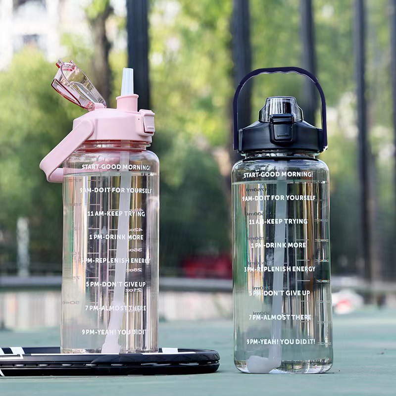 Sports Equipment Types - Bouteille d'eau en plastique avec paille